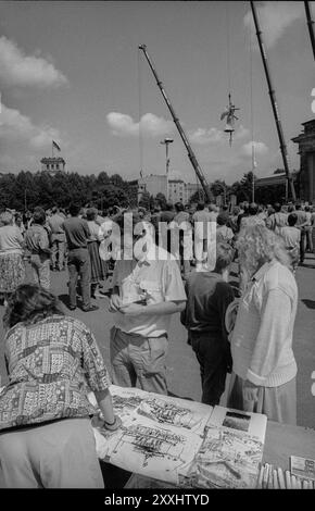 Deutschland, Berlin, 08.07.1991, die Göttin der Quadriga wird wieder auf das Brandenburger Tor gesetzt... Stallzeichnungen, Europa Stockfoto