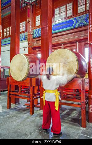 Drummer Drum Tower in Peking, China am 28. März 2017 Stockfoto