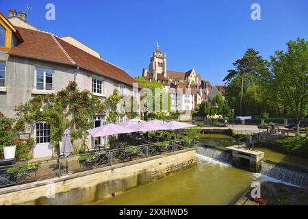 Die Stadt Dole mit Kirche, die Stadt Dole und die Kirche in Frankreich Stockfoto