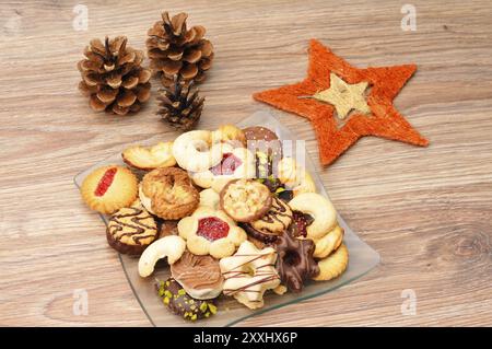 Weihnachtsgebäck mit Dekoration, gebackene Kekse auf einem Teller zu Weihnachten Stockfoto