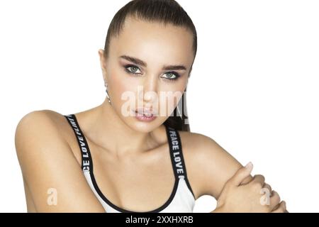 Beauty Portrait. Schöne brünette Frau mit Crop Top mit perfekter frische Haut. Jugend und Hautpflege Stockfoto