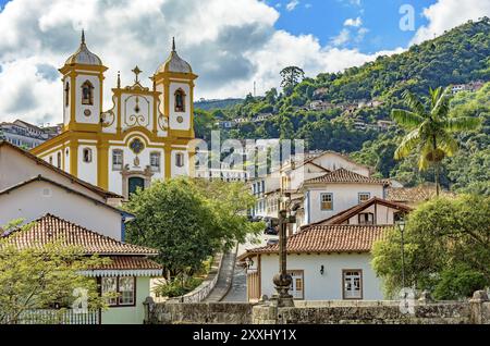 Ansicht von oben in der Mitte der historischen Stadt Ouro Preto in Minas Gerais, Brasilien, mit seinen berühmten Kirchen und alten Gebäuden mit Hügel im Hintergrund Stockfoto