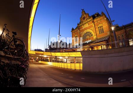 Tiefgarage für Fahrräder am Hauptbahnhof in Groningen, Niederlande Stockfoto