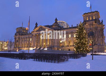 Reichstagsgebäude im Winter mit weihnachtsbaum in berlin, deutschland Stockfoto