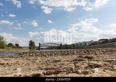 Ausgetrocknetes Elbbett, historische Liftbrücke, Magdeburg, Sachsen-Anhalt, Deutschland, Europa Stockfoto