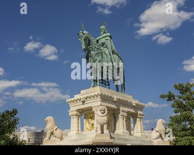 Reiterstatue unter klarem Himmel mit verstreuten Wolken, budapest, donau, ungarn Stockfoto