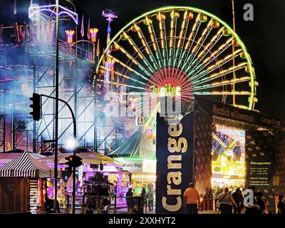 Cranger Kirmes mit bunt beleuchteten Fahrgeschäften und Riesenrad bei Nacht, Herne, Ruhrgebiet, Nordrhein-Westfalen, Deutschland, Europa Stockfoto