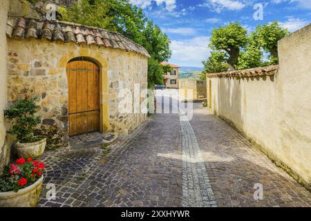 In der Straße des mittelalterlichen Dorfes Ternand in Frankreich an einem sonnigen Tag Stockfoto