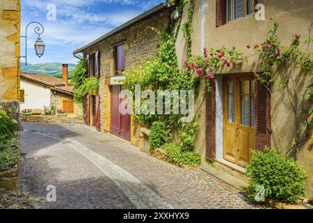 In der Straße des mittelalterlichen Dorfes Ternand in Frankreich an einem sonnigen Tag Stockfoto