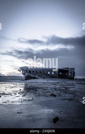 Flugzeugwrack, gekrabbeltes Flugzeug am gefrorenen Solheimasandur Strand im Winter mit Schnee in Island Stockfoto