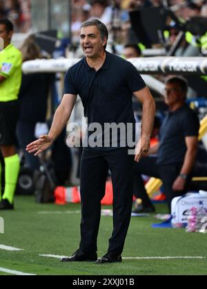 Parma. August 2024. Parmas Cheftrainer Fabio Pecchia gibt während eines Fußballspiels der Serie A zwischen Parma und AC Milan am 24. August 2024 in Parma, Italien. Quelle: Xinhua/Alamy Live News Stockfoto