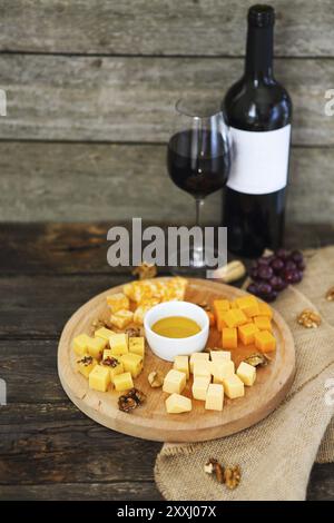 Traube, Einstellen von verschiedenen Arten von Käse mit einem Glas Rotwein auf dem Holztisch Stockfoto