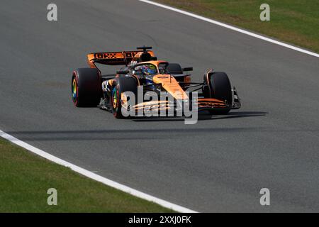 Zandvoort, Niederlande. August 2024. McLarens australischer Fahrer Oscar Piastri tritt während der Qualifikation beim Formel-1-Grand-Prix der Niederlande auf dem Zandvoort Circuit, Niederlande, am 24. August 2024 an. Quelle: Meng Dingbo/Xinhua/Alamy Live News Stockfoto