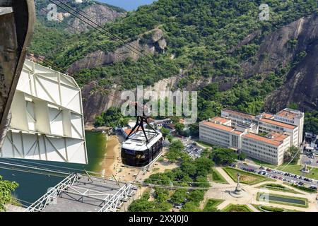 Ankunft der Zuckerhut Seilbahn auf seiner ersten Station nach dem Verlassen der Basis am Roten Strand in Urca Bezirk, Rio de Janeiro Stockfoto