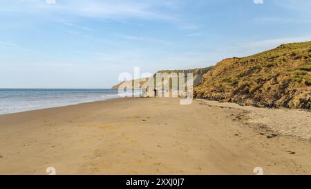 Alte Bunker und Strand in Cayton Bay in der Nähe von Scarborough, North Yorkshire, Großbritannien Stockfoto