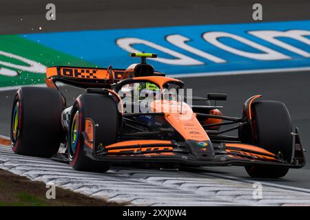 Zandvoort, Niederlande. August 2024. McLaren's britischer Pilot Lando Norris tritt während des Qualifying-Trainings beim Formel-1-Grand Prix der Niederlande auf dem Zandvoort Circuit, Niederlande, am 24. August 2024 an. Quelle: Meng Dingbo/Xinhua/Alamy Live News Stockfoto