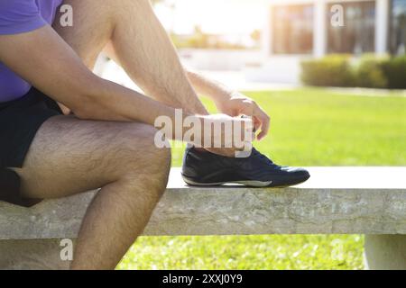 Athlet Mann versucht Laufschuhe immer bereit zum Joggen im park Stockfoto