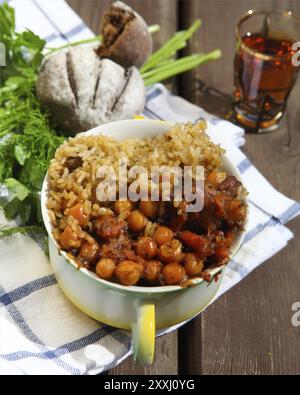 Usbekische Nationalgericht Plov in einer Schüssel auf dem Tisch Stockfoto