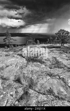 Regenschauer über dem Bottnischen Golf, Skuleskogen-Nationalpark, Hoega Kusten-Weltkulturerbe, Vaesternorrland, Schweden, Juli 2012, Europa Stockfoto