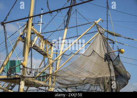 Nord-Holland, Niederlande. August 2021. Takelage eines Fischerbootes im Hafen von Oudeschild, Texel. Stockfoto