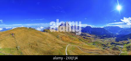 Die Gipfel SAS Rigais und Furchetta der Geisler-Gruppe, Weitwinkelfoto, Drohnenfoto, Gröden, Dolomiten, autonome Provinz Bolza Stockfoto
