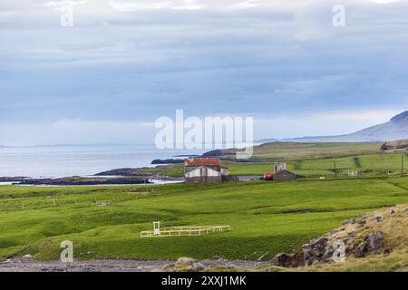 Verlassene und verlassene Bauernhäuser an der Küste Islands Stockfoto