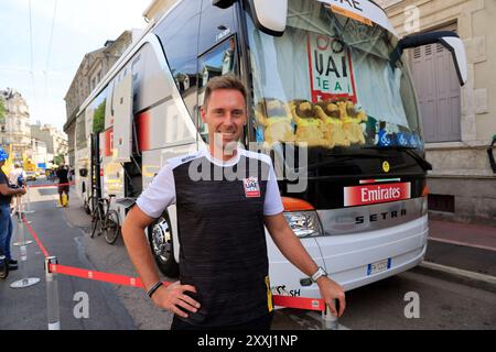 Der Bus und Fahrer von Tadej Pogačar und seinem Team Emirates aus den Vereinigten Arabischen Emiraten am Ziel der 8. Etappe des Tour de France Radrennens in Limoges. Limog Stockfoto