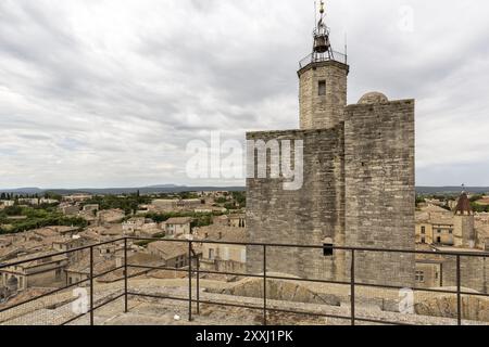 Über den Ziegeldächern der kleinen Stadt Uzes in Südfrankreich Stockfoto