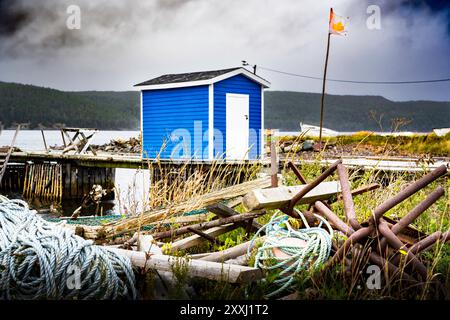 Hearts Content Newfoundland Canada, 23. September 2022: Fischerhütte blau auf einem hölzernen Dock entlang der Ostküste des Atlantischen Kanadas Stockfoto