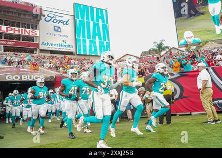 Tampa Bay, Florida, USA, 33. August 2024, Spieler der Miami Dolphins betreten das Stadion im Raymond James Stadium. (Foto: Marty Jean-Louis/Alamy Live News Stockfoto