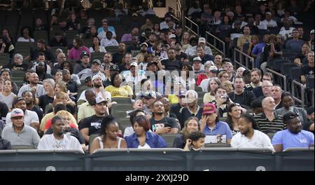 New Orleans, Usa. August 2024. Die Fans der New Orleans Saints kommen am Freitag, den 23. August 2024 in New Orleans, Louisiana, bei einem Training Camp im Caesars Superdome zum Einsatz. (Foto: Peter Forest/SipaUSA) Credit: SIPA USA/Alamy Live News Stockfoto