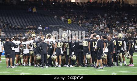 New Orleans, Usa. August 2024. Die New Orleans Saints drängen sich am Freitag, den 23. August 2024, in New Orleans, Louisiana, auf dem Spielfeld während eines Trainingslagers im Caesars Superdome. (Foto: Peter Forest/SipaUSA) Credit: SIPA USA/Alamy Live News Stockfoto