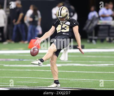 New Orleans, Usa. August 2024. Matthew Hayball () der New Orleans Saints-Pünktler Matthew Hayball (43) stößt während eines Trainingslagers im Caesars Superdome am Freitag, den 23. August 2024 in New Orleans, Louisiana, aus. (Foto: Peter Forest/SipaUSA) Credit: SIPA USA/Alamy Live News Stockfoto