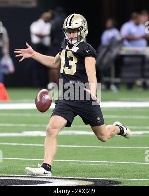 New Orleans, Usa. August 2024. Matthew Hayball () der New Orleans Saints-Pünktler Matthew Hayball (43) stößt während eines Trainingslagers im Caesars Superdome am Freitag, den 23. August 2024 in New Orleans, Louisiana, aus. (Foto: Peter Forest/SipaUSA) Credit: SIPA USA/Alamy Live News Stockfoto