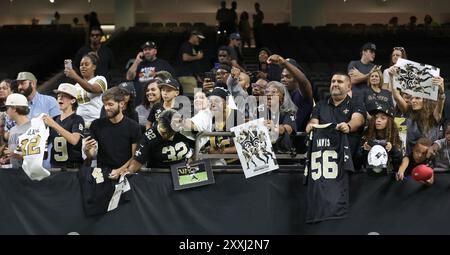 New Orleans, Usa. August 2024. Fans warten darauf, dass die Spieler der New Orleans Saints ihre Gegenstände bei einem Training Camp im Caesars Superdome am Freitag, den 23. August 2024 in New Orleans, Louisiana, autographieren. (Foto: Peter Forest/SipaUSA) Credit: SIPA USA/Alamy Live News Stockfoto
