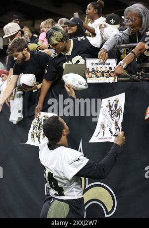 New Orleans, Usa. August 2024. Sicherheit der New Orleans Saints Johnathan Abram (24) unterschreibt Autogramme während eines offenen Trainingslagers im Caesars Superdome am Freitag, den 23. August 2024 in New Orleans, Louisiana. (Foto: Peter Forest/SipaUSA) Credit: SIPA USA/Alamy Live News Stockfoto