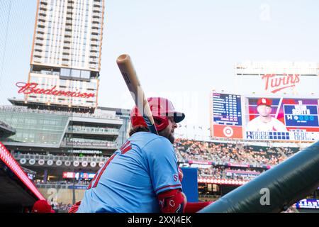 Minneapolis, Minnesota, USA. August 2024. ALEC BURLESON (41), der von St. Louis Cardinals links gespielt wurde, blickt während eines MLB-Spiels zwischen den Minnesota Twins und den St. Louis Cardinals im Target Field vom Dugout aus zu. Die Twins gewannen mit 6:0. (Kreditbild: © Steven Garcia/ZUMA Press Wire) NUR REDAKTIONELLE VERWENDUNG! Nicht für kommerzielle ZWECKE! Quelle: ZUMA Press, Inc./Alamy Live News Stockfoto