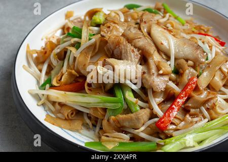 Ein Blick auf ein gebratenes Schweinebraten-Magennudeln-Hauptgericht. Stockfoto