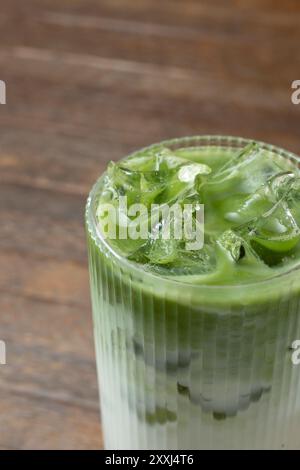 Eine Nahaufnahme eines Matcha Latte Getränks. Stockfoto