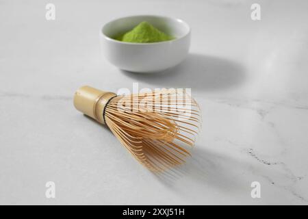 Ein Blick auf einen Bambus chasen und eine Würzschale voller Matcha-Pulver. Stockfoto