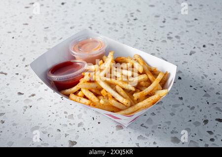 Blick auf ein Tablett mit Pommes frites. Stockfoto