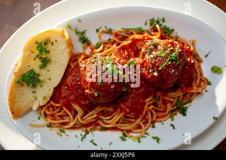 Ein Blick von oben nach unten auf einen Teller mit Spaghetti und Fleischbällchen. Stockfoto