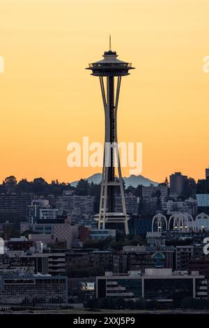Blick auf die Space Needle bei Sonnenaufgang - Downtown Seattle, Washington, USA Stockfoto