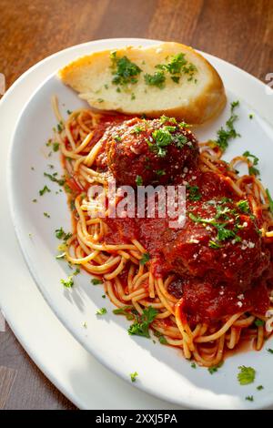 Ein Blick von oben nach unten auf Spaghetti und Fleischbällchen. Stockfoto