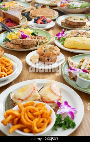 Auf dem Tisch stehen verschiedene Frühstücks- und Brunch-Speisen. Stockfoto
