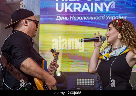 Warsaw, Poland. 24 Aug, 2024. Ukrainian band, Izzi, performs in front of the Ukrainian colors. Ukrainians in Poland celebrated the 33rd anniversary of Ukraine's independence with a special event in Warsaw's Castle Square. Ukrainians have had to fight for their independence every day for the last decade, however, despite this, the event was very much a celebration. ches, and music Credit: SOPA Images Limited/Alamy Live News Stock Photo