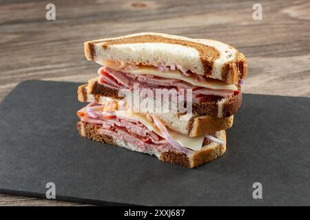 Blick auf ein Pastrami-Sandwich auf Marmor-Roggenbrot. Stockfoto