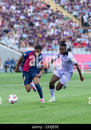 Barcelona, Spanien. August 2024. Lamine Yamal (L) von Barcelona streitet mit Nico Williams vom Athletic Club während des Fußballspiels La Liga zwischen dem FC Barcelona und dem Athletic Club in Barcelona, Spanien, am 24. August 2024. Quelle: Joan gosa/Xinhua/Alamy Live News Stockfoto