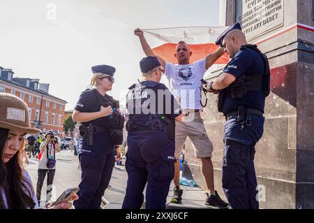 Rechtsradikale polnische Nationalisten protestieren gegen die ukrainischen Feierlichkeiten. Die Ukrainer in Polen feierten den 33. Jahrestag der Unabhängigkeit der Ukraine mit einem besonderen Ereignis auf dem Warschauer Schlossplatz. In den letzten zehn Jahren mussten die Ukrainer jeden Tag für ihre Unabhängigkeit kämpfen, dennoch war die Veranstaltung sehr feierlich. Varsovianer und ukrainische Einwanderer kamen zusammen, um die Ukraine zu unterstützen, und dankten den Soldaten, die für ihre Freiheit kämpfen, und anderen, die auf andere Weise "der Ukraine zur Seite stehen". Mit einer Preisverleihung, einer dramatischen Lesung, Reden und musikalischen Darbietungen war es ein e Stockfoto