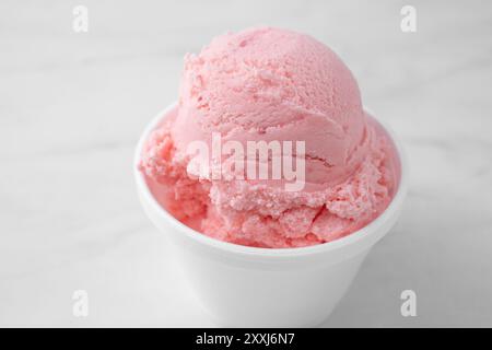 Eine Nahaufnahme einer Schaufel Erdbeereis. Stockfoto